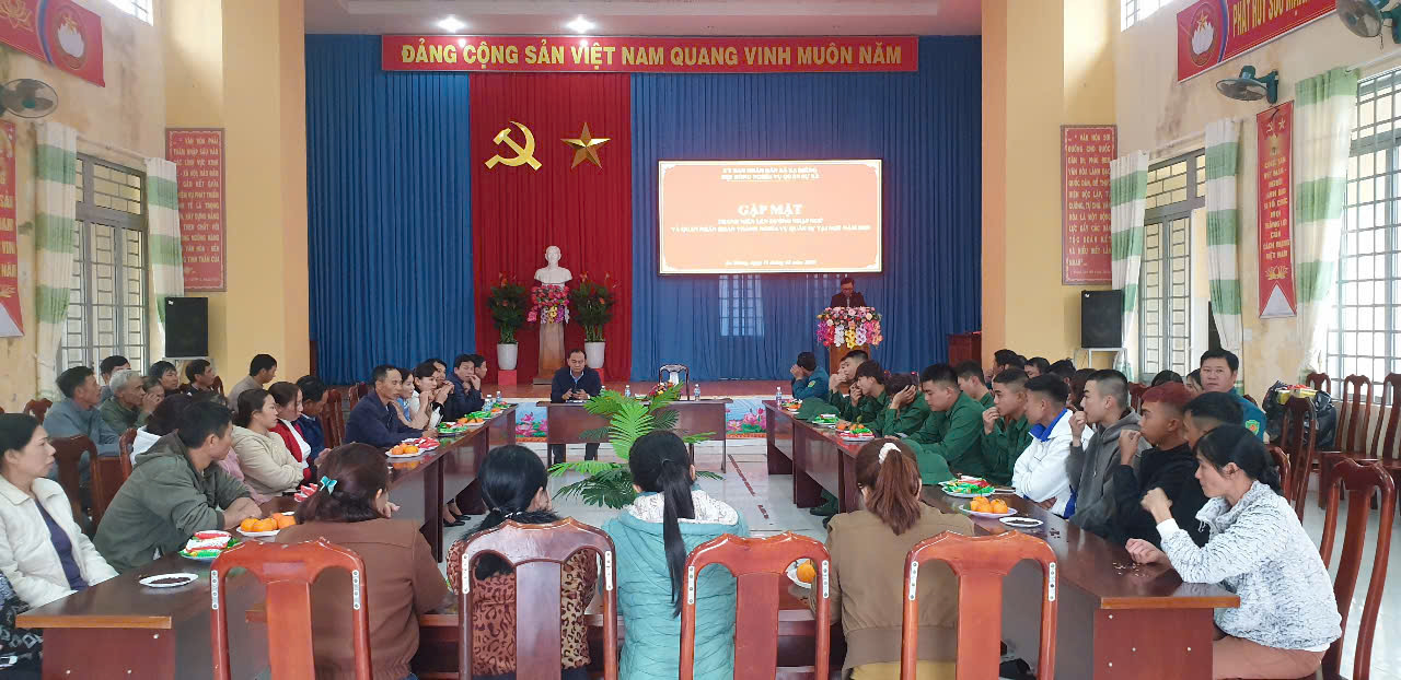 Xã Ea Riêng: Gặp mặt thanh niên lên đường nhập ngũ 2025 và chiến sĩ hoàn thành nghĩa vụ quân sự trở về địa phương.